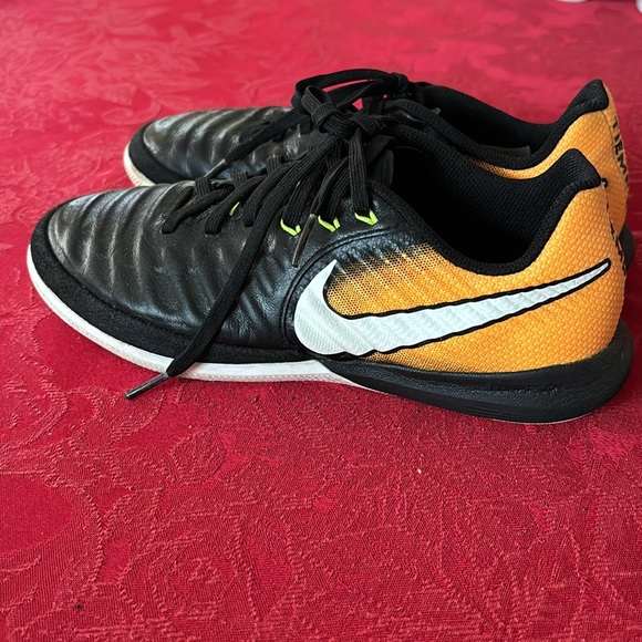 Nike Tiempo-X soccer flats sz 5Y - Picture 4 of 6